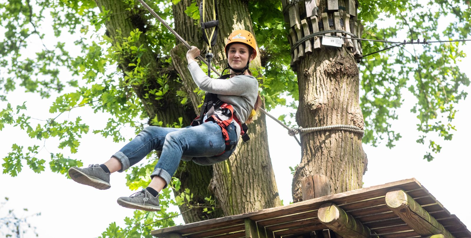 Junge Frau schwebt ber die die Schwebebahn