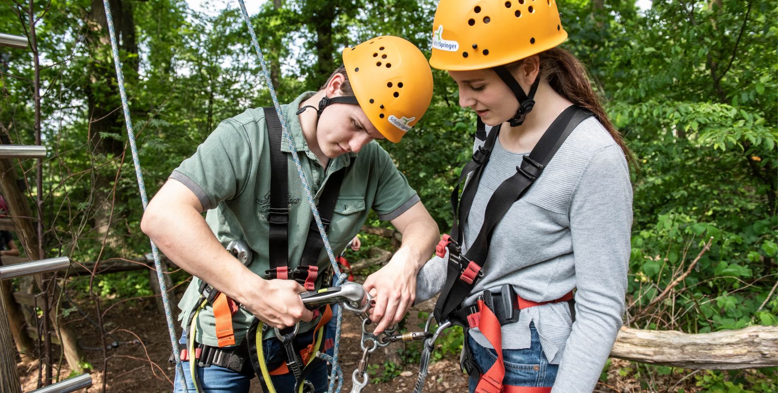 Zwei Jugendliche prfen ihre Sicherungssysteme
