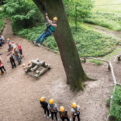 Junge Frau schwebt in der Seilbahn in luftiger Hhe