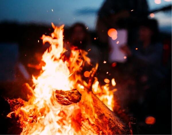 Nahaufname eines abendlichen Lagerfeuers