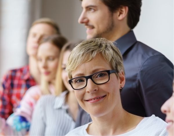 Junge Frau schaut lchelnd in die Kamera