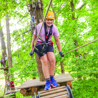 Eine Schulklasse steht in Kletterausr�stung am Anfang eines Parcours
