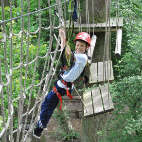 Junge klettert in einem Kletternetz