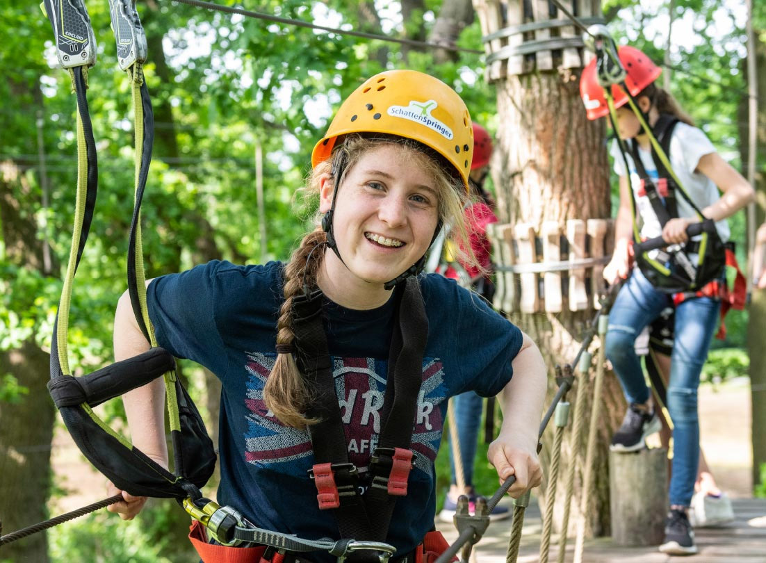 Jugendliche mit Helm lchelt in die Kamera